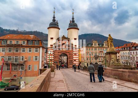 Schöne Aussicht auf das Brückentor mit den beiden schlanken runden Türmen am südlichen Ende der Brücke Karl-Theodor-Brücke, auch bekannt als alte Brücke... Stockfoto