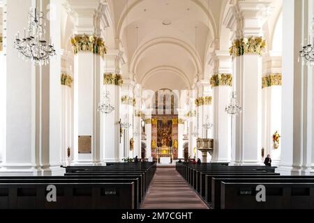 Großartige Innenansicht der Jesuitenkirche in Heidelbergs Altstadt. Das Gemälde des zentralen Altars des Kaulbachschülers Andreas Müller... Stockfoto