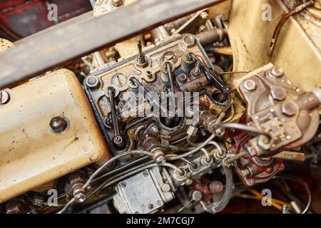 Nahaufnahme des Hintergrundes eines Bootsmotors aus Metall mit Ölflecken, Kopierbereich Stockfoto