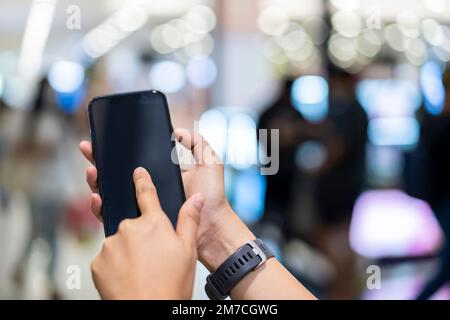 Smartphone Online-Shopping in Frauenhand Stockfoto