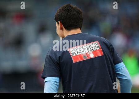 Ein Spieler aus Lazio trägt am 8. Januar 2023 im Stadio Olimpico in Rom, Italien, ein T-Shirt mit dem Logo „We love Football we fight Rassism“ beim Aufwärmen vor der italienischen Meisterschaft der Serie A zwischen SS Lazio und dem FC Empoli – Photo Federico Proietti/DPPI Stockfoto