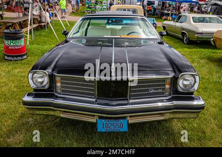 Iola, WI - 07. Juli 2022: Perspektivische Vorderansicht eines 1975 Oldsmobile Cutlass Salon 2-Türer Hardtop auf einer lokalen Automesse. Stockfoto