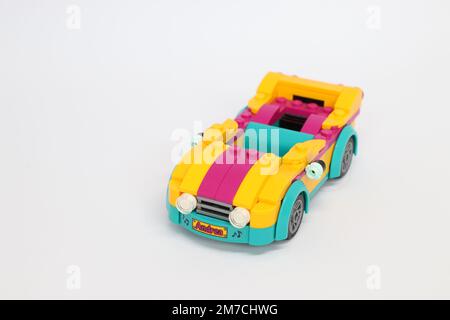Ein farbenfroher lego-Rennwagen, isoliert auf Weiß Stockfoto