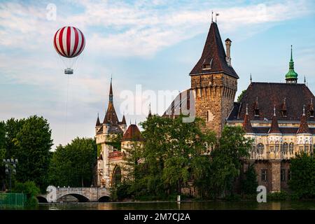 Neue Touristenattraktion in Budapest, Ungarn. Der Heißluftballon befindet sich im Stadtpark von Budapest. In der Nähe des berühmten Schlosses Vajdahunyad und Flo Stockfoto