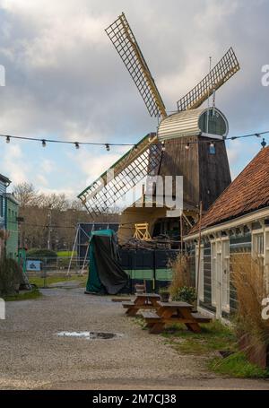 Historisches holländisches Windkraftwerk De Otter aus dem Jahr 1631, in Amsterdam gelegen und als nationales Kulturerbe der Niederlande gelistet Stockfoto