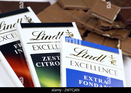 KIEW, UKRAINE - 4. MAI 2022 Lindt Schweizer Luxusmarken-Schokoladentabletten mit geprägtem Original-Firmenlogo. Stockfoto