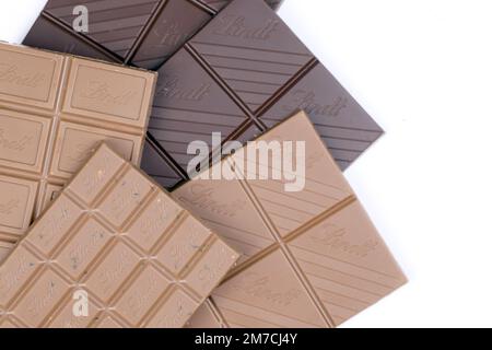 KIEW, UKRAINE - 4. MAI 2022 Lindt Schweizer Luxusmarken-Schokoladentabletten mit geprägtem Original-Firmenlogo. Stockfoto