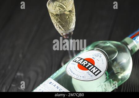 KIEW, UKRAINE - 4. MAI 2022 Vermouth Martini Original-Alkoholflasche auf Holztisch im Hintergrund. Elite-Alkoholproduktion Stockfoto