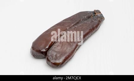 Bottarga, geräucherter Fischrogen von Meerbarbe auf weißem Hintergrund Stockfoto