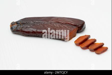 Bottarga, geräucherter Fischrogen von Meerbarbe auf weißem Hintergrund Stockfoto