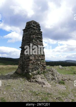 Obelisk auf dem Gipfel von Latterbarrow, Lake District National Park, Cumbria, England, Großbritannien im Frühling Stockfoto