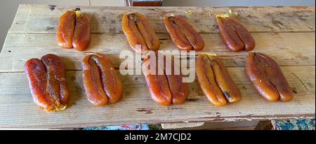 Bottarga, geräucherter Fischrogen von Meerbarbe auf weißem Hintergrund Stockfoto