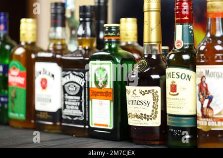 KIEW, UKRAINE - 4. MAI 2022 viele neue Flaschen von weltweit beliebten Alkoholmarken von Whiskey Cognac und Spirituosen mit berühmten Markennamen und Firmenlogos Stockfoto