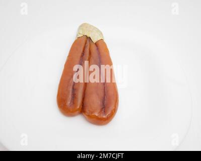 Bottarga, geräucherter Fischrogen von Meerbarbe auf weißem Hintergrund Stockfoto