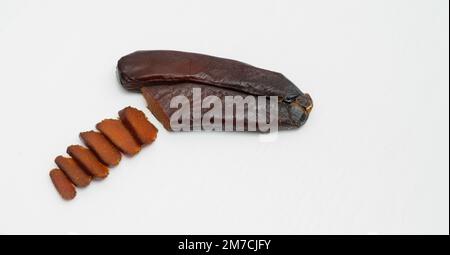 Bottarga, geräucherter Fischrogen von Meerbarbe auf weißem Hintergrund Stockfoto