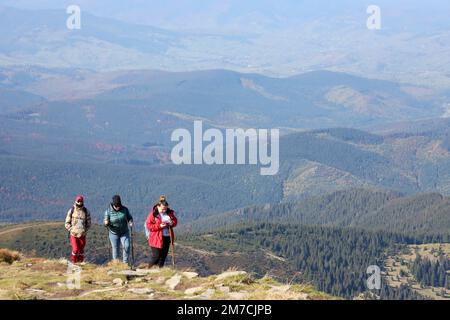 KARPATEN, UKRAINE - 8. OKTOBER 2022 Mount Hoverla. Karpaten in der Ukraine im Herbst. Touristen steigen auf den Gipfel des Berges. Malerischer Panoramablick auf den Chornogora-Kamm Stockfoto