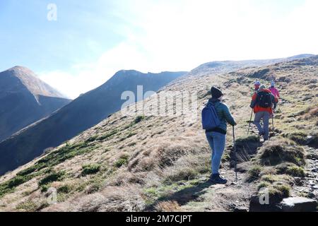 KARPATEN, UKRAINE - 8. OKTOBER 2022 Mount Hoverla. Karpaten in der Ukraine im Herbst. Touristen wandern durch Hügel und Wälder bis zum Gipfel des Hoverla Berges Stockfoto