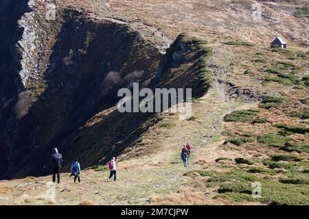 KARPATEN, UKRAINE - 8. OKTOBER 2022 Mount Hoverla. Karpaten in der Ukraine im Herbst. Touristen wandern durch Hügel und Wälder bis zum Gipfel des Hoverla Berges Stockfoto