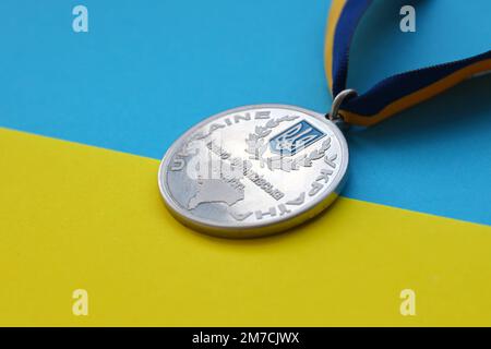 KIEW, UKRAINE - 4. MAI 2022 Medaille für die Person, die den Hoverla erobert hat. Ukrainischer Touristensouvenir-Preis auf einem Band mit den Farben der ukrainischen Flagge Stockfoto