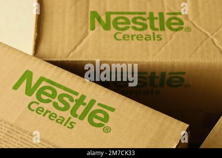KIEW, UKRAINE - 4. MAI 2022 große Kartons mit dem Logo von Nestle Company. Portionierung von Nestwaren Stockfoto
