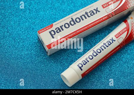 KIEW, UKRAINE - 4. MAI 2022 Paket Parodontax Zahnpasta auf hellem Hintergrund Nahaufnahme Stockfoto