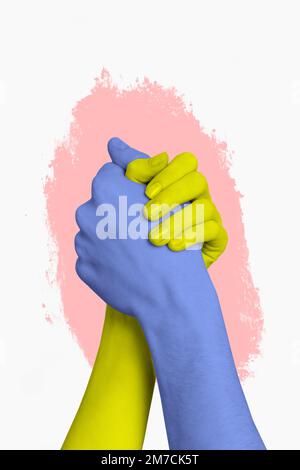 Vertikale Collage Bild von zwei Armen Halten Handschlag blau gelb ukrainische Flagge Farben isoliert auf kreativem Hintergrund Stockfoto