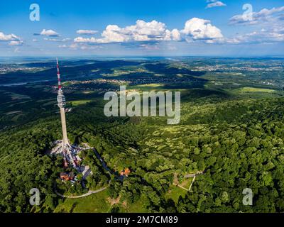 Ein Luftblick auf den Avala-Turm auf dem Avala-Berg in Belgrad, Serbien Stockfoto