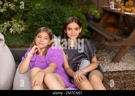 Weibliche Freunde zusammen bei einer Gartenparty. Junge Mädchen haben Spaß an einem sonnigen Sommertag. Beste Freunde Stockfoto