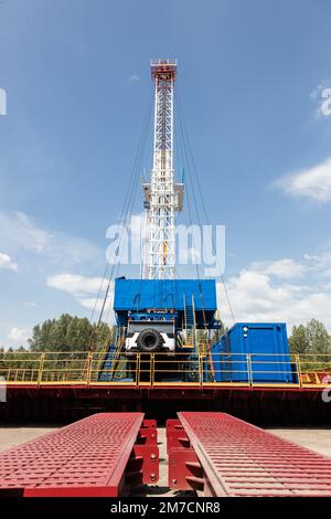 Mobiles Bohrgerät aus nächster Nähe. Bohren und Service von Öl- und Gasbrunnen Stockfoto