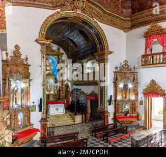 Inneneinrichtung einer antiken barocken Kirche in Salvador, Bahia, reich dekoriert mit vergoldeten Wänden und Altar Stockfoto