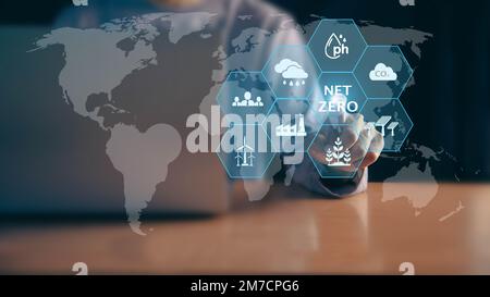 Verringerung der Treibhausgasemissionen, das Konzept der CO2-neutralen und Netto-Null-Emissionen. Natürliche Umwelt Klimaneutrale langfristige Strategie Stockfoto