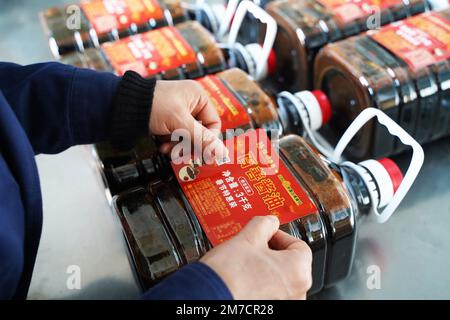 ZHENJIANG, CHIAN - 9. JANUAR 2023 - Arbeiter in einer Werkstatt der Jiangsu Hengshun Group, eines renommierten chinesischen Markenunternehmens, produzieren Saucen und Essig Stockfoto