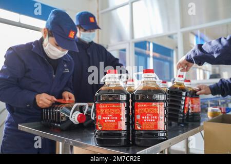 ZHENJIANG, CHIAN - 9. JANUAR 2023 - Arbeiter in einer Werkstatt der Jiangsu Hengshun Group, eines renommierten chinesischen Markenunternehmens, produzieren Saucen und Essig Stockfoto