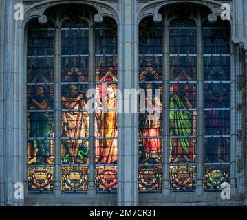 Buntglas mit 6 Söhnen von Jakob, beleuchtet von der Innenseite der Kathedrale von St. Salvador in Brügge, Belgien. November 2022 Stockfoto