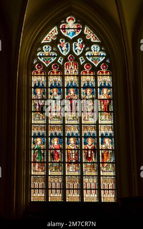 Buntglas, das St. Boniface (unterer Teil) mit einem Schwert zeigt, das ein Buch durchbohrt, St Salvador's Cathedral Brügge, Belgien. November 2022 Stockfoto