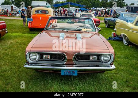 Iola, WI - 07. Juli 2022: Perspektivische Vorderansicht eines 1967 Plymouth Barracuda Cabriolets auf einer lokalen Automesse. Stockfoto