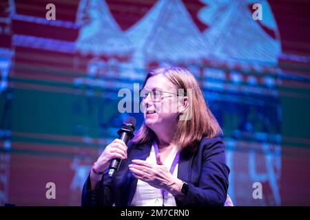 Dhaka, Bangladesch. 08. Januar 2023. Sarah Gilbert hält eine Rede während des Dhaka lit Fest. Das viertägige Dhaka lit Fest, das eine vielfältige Mischung der weltbesten Schriftsteller, Filmemacher, Musiker und Künstler zusammenbrachte, endete mit einer Bekräftigung seines Engagements zur Förderung der Kultur, Literatur und Kunst Bangladeschs an der Bangla Academy am Sonntag. Das Festival endete offiziell mit einer Vorlesung, einer Tanzvorstellung und Musikdarbietungen. Kredit: SOPA Images Limited/Alamy Live News Stockfoto