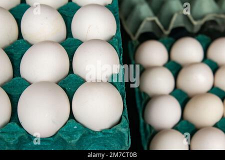Goiania, Goiás, Brasilien – 08. Januar 2023: Kartonpakete mit weißen Eiern zum Verkauf auf der Messe. Stockfoto