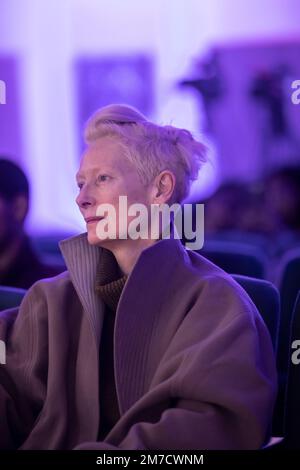 Dhaka, Bangladesch. 08. Januar 2023. Die Oscar-Preisträgerin, die britische Schauspielerin Tilda Swinton, besucht das Dhaka lit Fest. Das viertägige Dhaka lit Fest, das eine vielfältige Mischung der weltbesten Schriftsteller, Filmemacher, Musiker und Künstler zusammenbrachte, endete mit einer Bekräftigung seines Engagements zur Förderung der Kultur, Literatur und Kunst Bangladeschs an der Bangla Academy am Sonntag. Das Festival endete offiziell mit einer Vorlesung, einer Tanzvorstellung und Musikdarbietungen. (Foto: Sazzad Hossain/SOPA Images/Sipa USA) Guthaben: SIPA USA/Alamy Live News Stockfoto