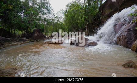 Kleiner Bergwasserfall Auf Felsen Mit Tropischem Regenwald Stockfoto
