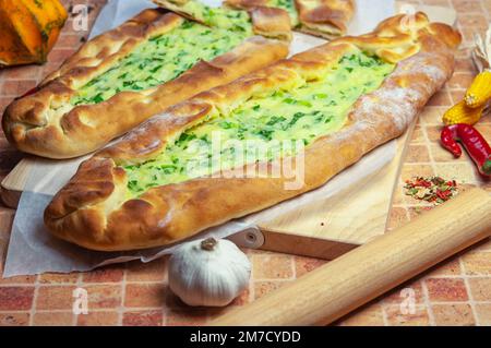 Pide mit Käse und Kartoffeln. Türkische Pizza. Pide - köstliche vegetarische Pide, wunderschön angelegte orientalische Pizza. Stockfoto