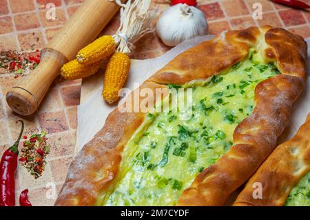 Pide mit Käse und Kartoffeln. Türkische Pizza. Pide - köstliche vegetarische Pide, wunderschön angelegte orientalische Pizza. Stockfoto