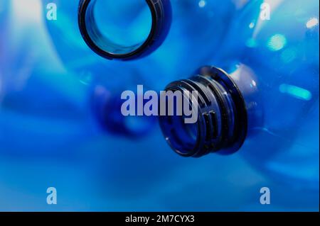 Makrodetails blauer Kunststoffflaschen Stockfoto