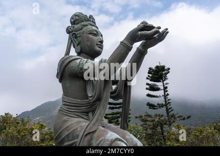 Angebot von einem der sechs Devas rund um den Big Buddha in Ngong Ping, Lantau Island Hong Kong Stockfoto