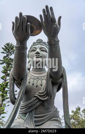 Angebot von einem der sechs Devas rund um den Big Buddha in Ngong Ping, Lantau Island Hong Kong Stockfoto