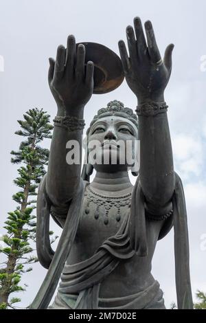 Angebot von einem der sechs Devas rund um den Big Buddha in Ngong Ping, Lantau Island Hong Kong Stockfoto