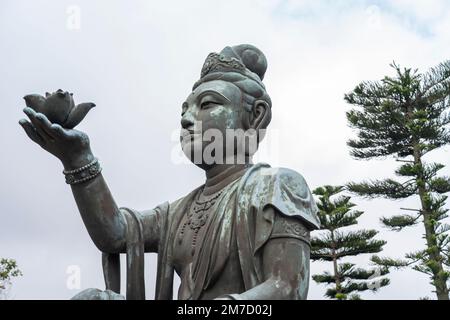 Angebot von einem der sechs Devas rund um den Big Buddha in Ngong Ping, Lantau Island Hong Kong Stockfoto