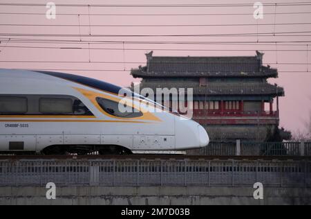 Peking, China. 17. Januar 2022. Ein Hochgeschwindigkeitszug fährt am Yongdingmen-Tor in Peking, der Hauptstadt Chinas, am 17. Januar 2022 vorbei. Der Reiseansturm des Frühlingsfestes 2022 begann am selben Tag. Kredit: Xing Guangli/Xinhua/Alamy Live News Stockfoto