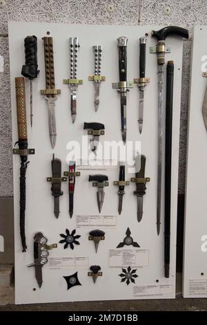 Düsseldorf, Deutschland. 09. Januar 2023. Ausstellung von Schneid- und Stichwaffen, die die Polizei während der Operationen beschlagnahmt hat, NRW Innenminister Herbert Reul besucht das Polizeiausbildungszentrum Düsseldorf und erfährt von der Gefahr von Messerangriffen auf Polizeibeamte im Düsseldorfer Polizeihauptquartier, 27. April 2021 Kredit: dpa/Alamy Live News Stockfoto