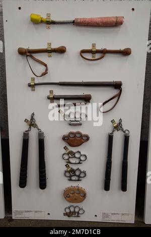 Düsseldorf, Deutschland. 09. Januar 2023. Ausstellung von Schneid- und Stichwaffen, die die Polizei während der Operationen beschlagnahmt hat, NRW Innenminister Herbert Reul besucht das Polizeiausbildungszentrum Düsseldorf und erfährt von der Gefahr von Messerangriffen auf Polizeibeamte im Düsseldorfer Polizeihauptquartier, 27. April 2021 Kredit: dpa/Alamy Live News Stockfoto